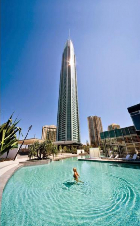 Гостиница Iconic Q1 Luxury Apartment  Серферс-Парадайс